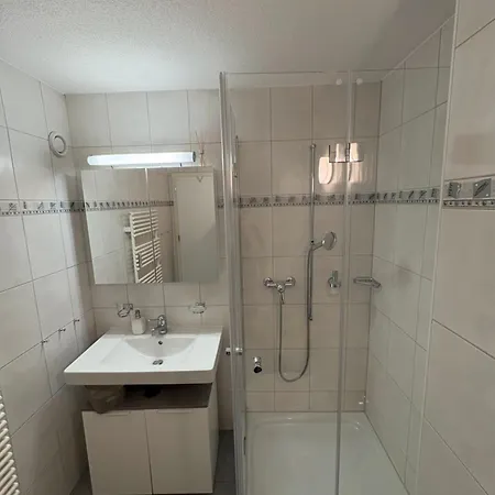 Salute 206 로이커바드